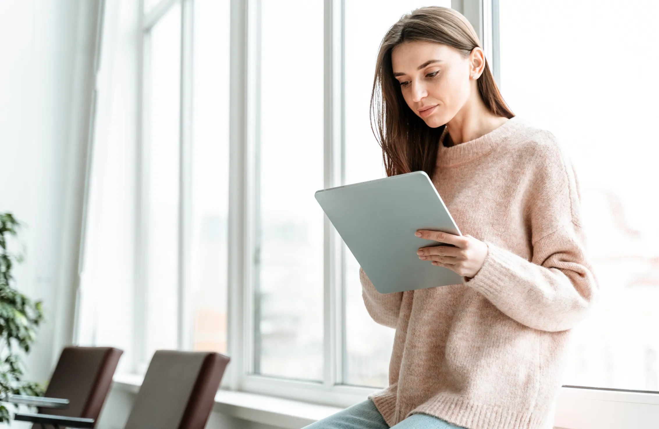 Kobieta czytająca e-book na tablecie