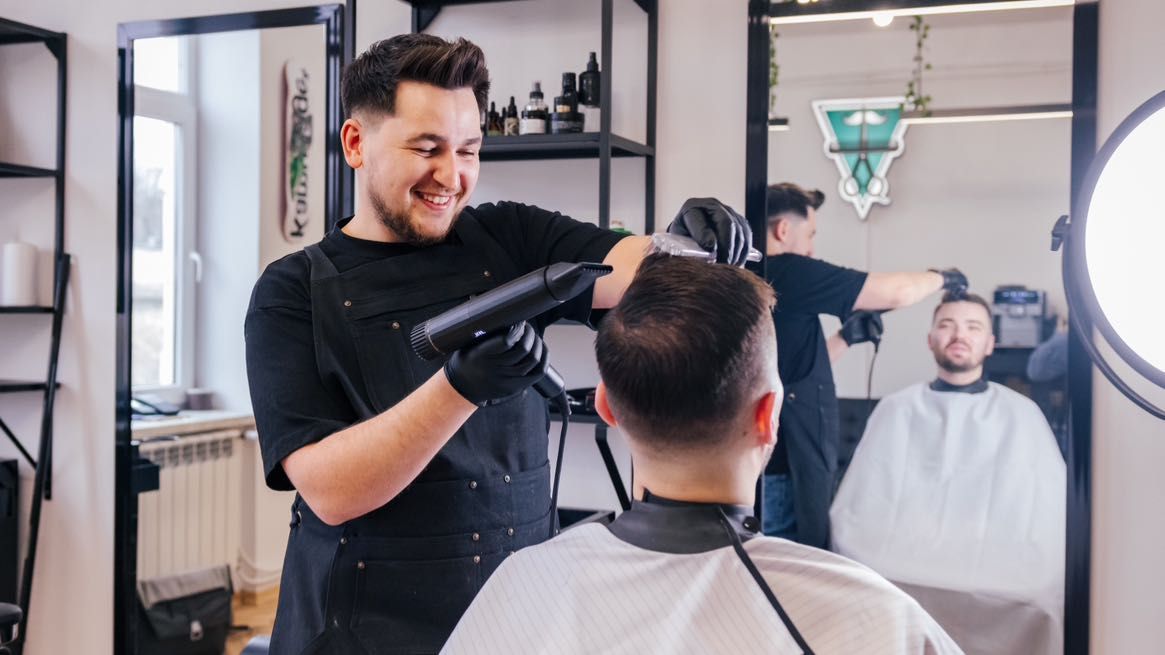Indywidualne szkolenie barberskie z instruktorem w salonie fryzjerskim
